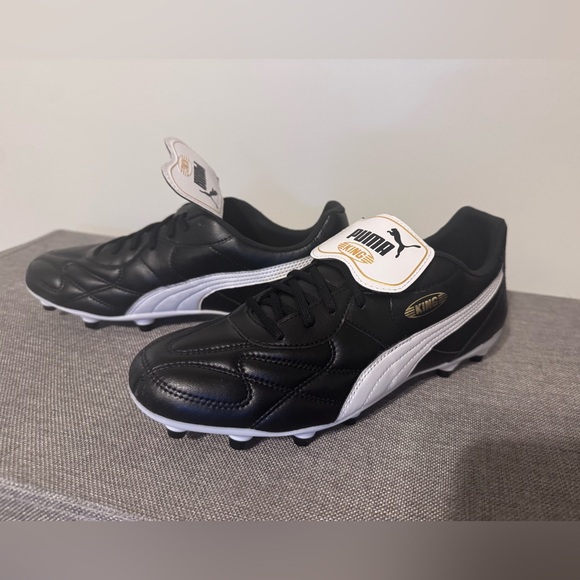 Puma King Men\'s Black and White Soccer Cleats with Gold Accents *Brand New*